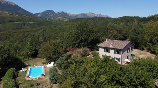 casa indipendente in vendita ad Amandola in zona Vidoni