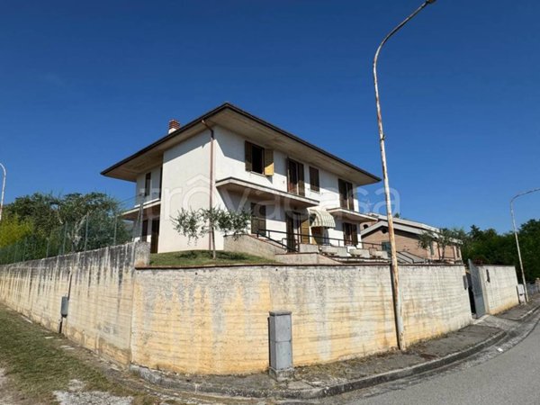 casa indipendente in vendita ad Amandola in zona Colle San Fortunato