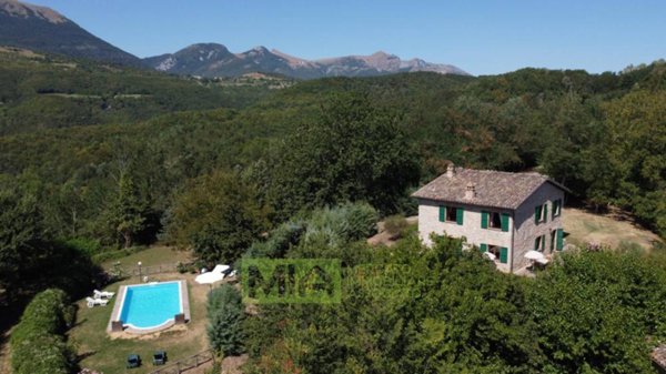 casa indipendente in vendita ad Amandola in zona Vidoni