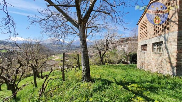 casa indipendente in vendita ad Amandola in zona Colle San Fortunato