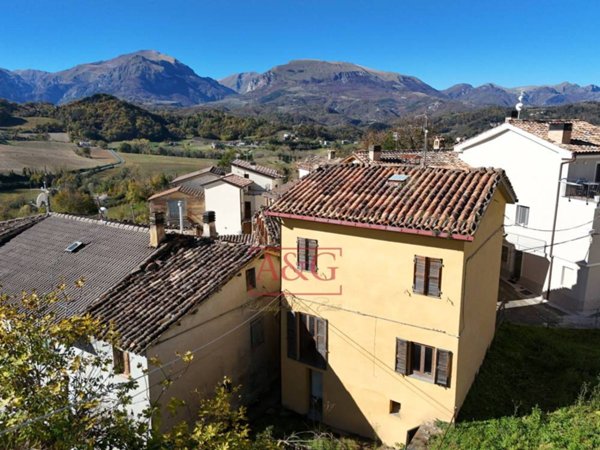 casa indipendente in vendita ad Amandola in zona Salvi