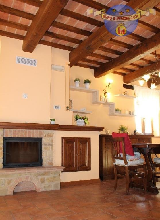 casa indipendente in vendita ad Amandola in zona Vidoni