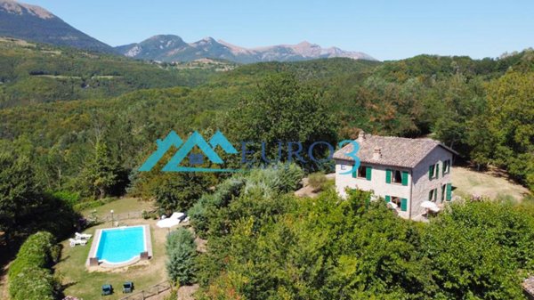 casa indipendente in vendita ad Amandola in zona Vidoni