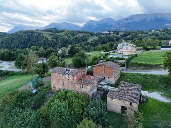 casa indipendente in vendita ad Amandola in zona Colle San Fortunato