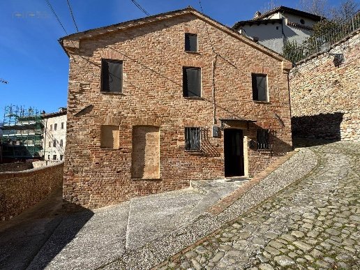 casa indipendente in vendita ad Amandola in zona Le Piane