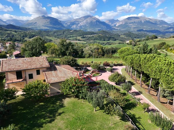 casa indipendente in vendita ad Amandola in zona Casa Tasso
