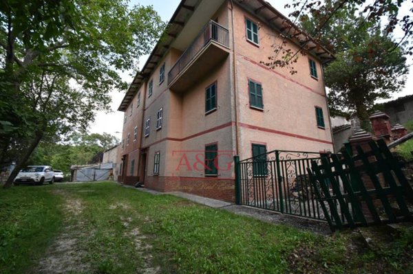 casa indipendente in vendita ad Amandola in zona Garulla Inferiore