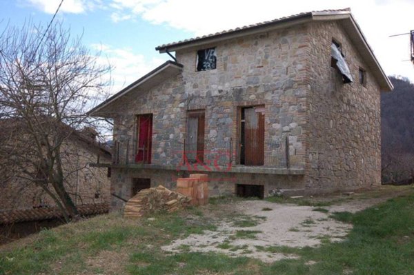 casa indipendente in vendita ad Amandola in zona Ciaraglia