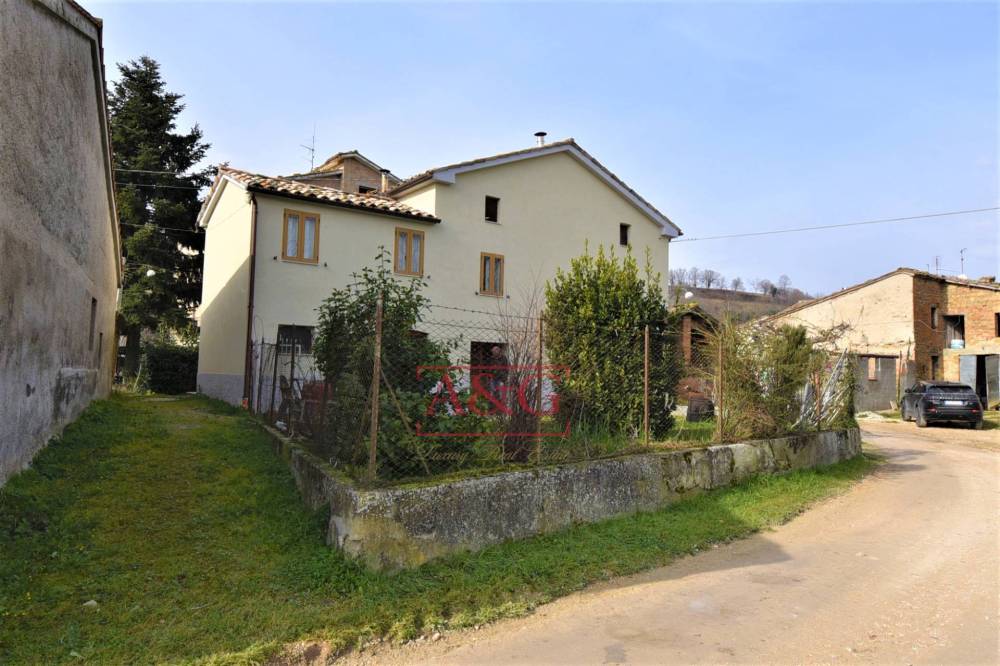 casa indipendente in vendita ad Amandola in zona Cese