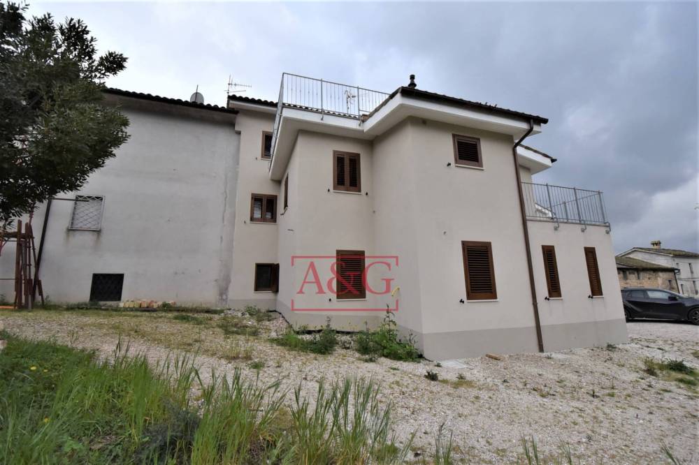 casa indipendente in vendita ad Amandola in zona Salvi