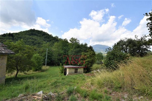 casa indipendente in vendita ad Amandola in zona Vena