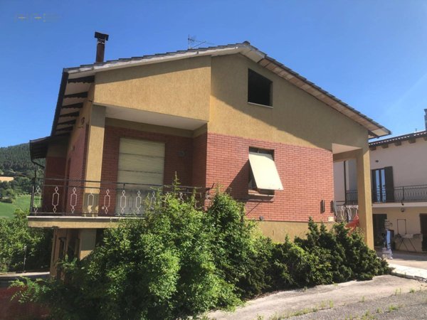 casa indipendente in vendita ad Amandola in zona Colle Turano