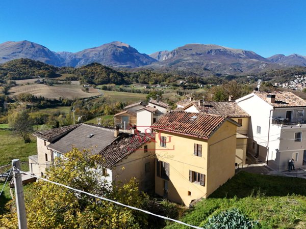 casa indipendente in vendita ad Amandola in zona Salvi