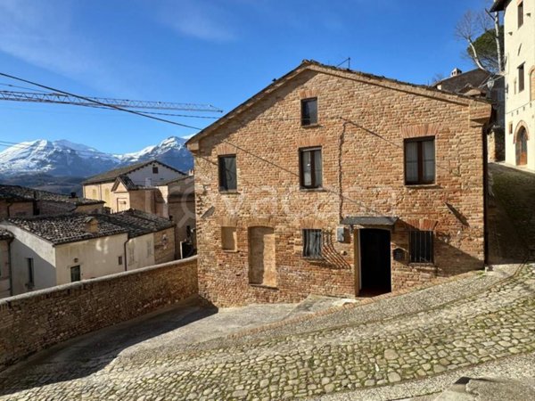casa indipendente in vendita ad Amandola in zona Le Piane