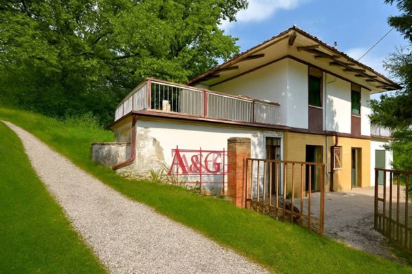 casa indipendente in vendita ad Amandola in zona Casa Tasso