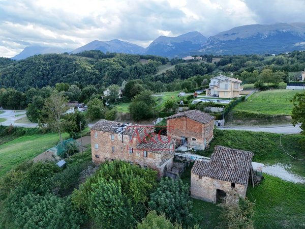 casa indipendente in vendita ad Amandola in zona Rustici