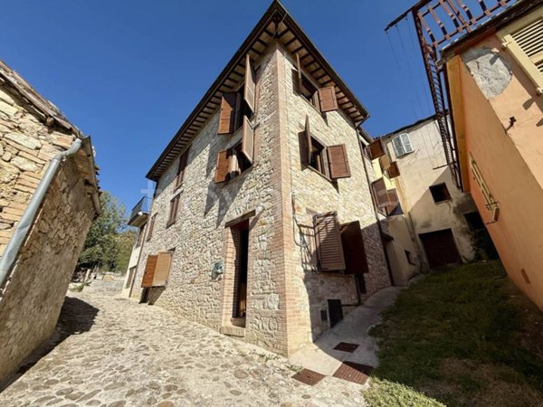 casa indipendente in vendita ad Amandola in zona Paterno