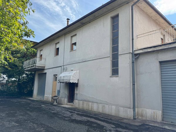 casa indipendente in vendita ad Amandola