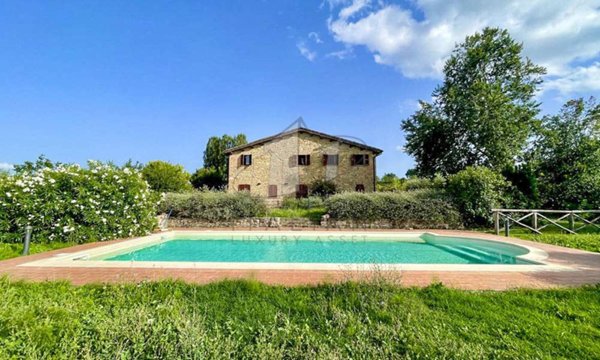 casa indipendente in vendita ad Amandola in zona Le Piane
