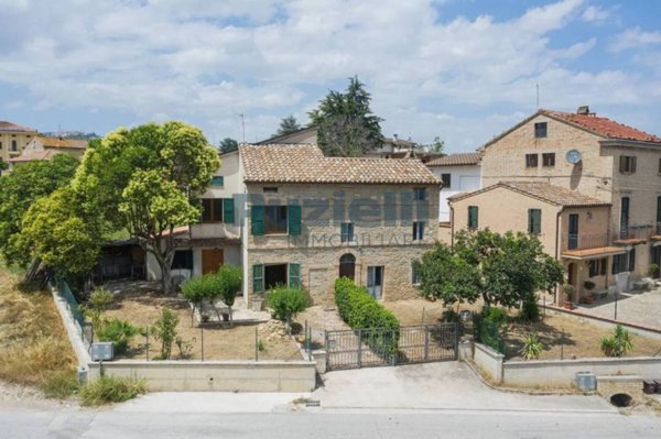 casa indipendente in vendita a Falerone in zona Piane di Falerone