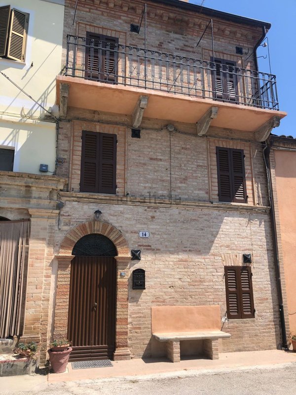 esavano in vendita a Falerone in zona Piane di Falerone