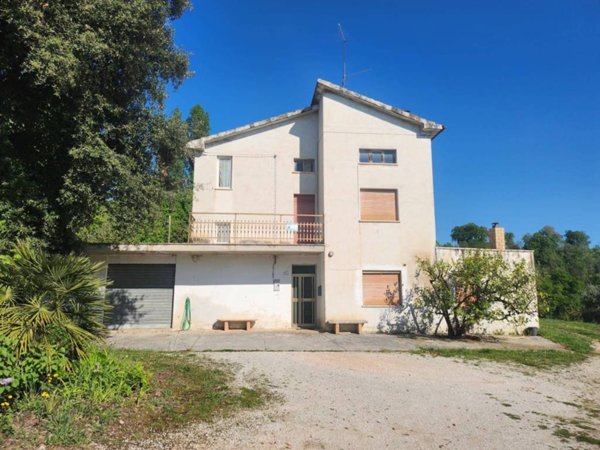 casa indipendente in vendita a Falerone