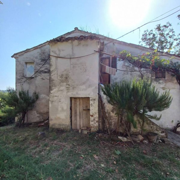 casa indipendente in vendita a Falerone in zona Bascione