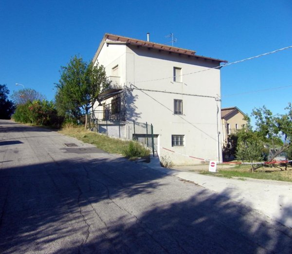 casa indipendente in vendita a Fermo in zona Capodarco
