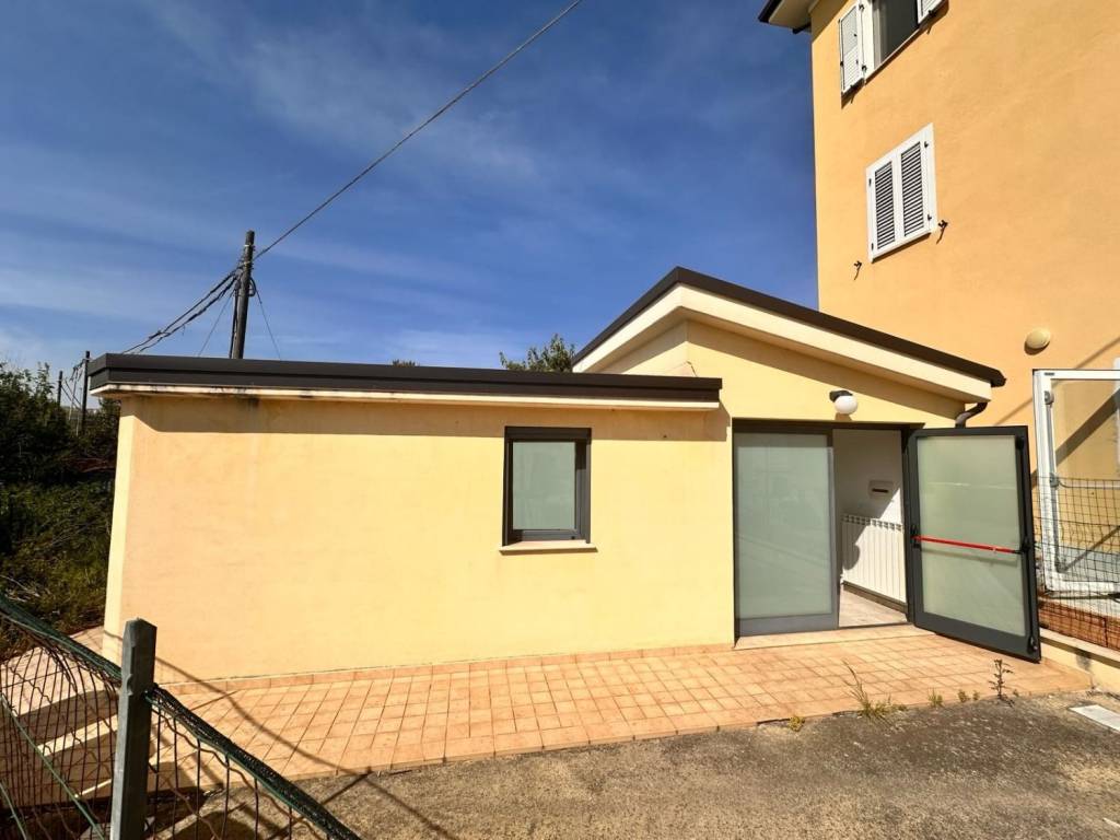 negozio in vendita a Fermo in zona Molini di Tenna