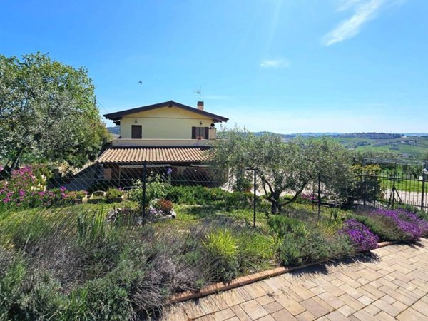 casa indipendente in vendita a Fermo