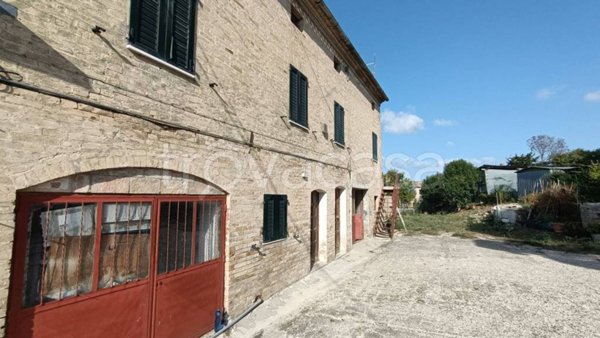 casa indipendente in vendita a Fermo in zona Camera