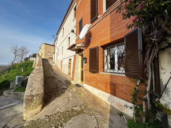 casa indipendente in vendita a Fermo in zona Capodarco