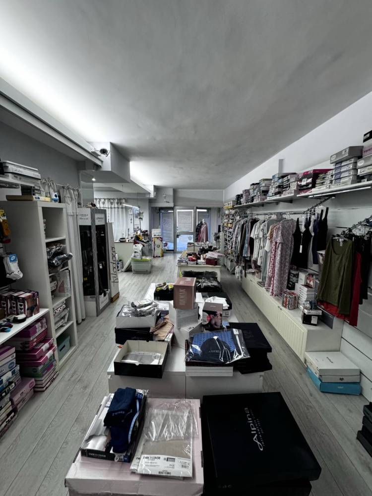locale commerciale in vendita a Fermo