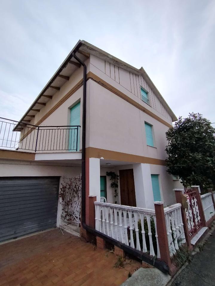 casa indipendente in vendita a Fermo in zona Campiglione
