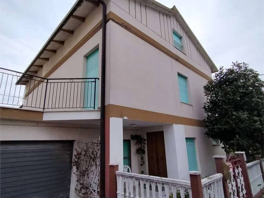 casa indipendente in vendita a Fermo in zona Campiglione