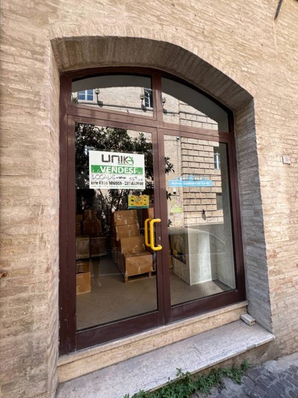 locale commerciale in vendita a Fermo