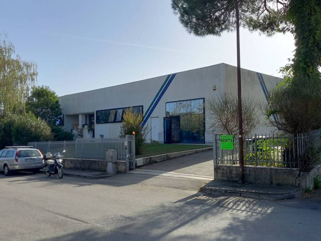 locale commerciale in vendita a Fermo in zona Campiglione