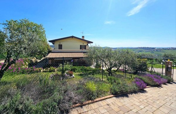 casa indipendente in vendita a Fermo