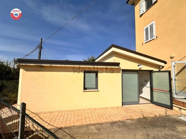 locale commerciale in vendita a Fermo