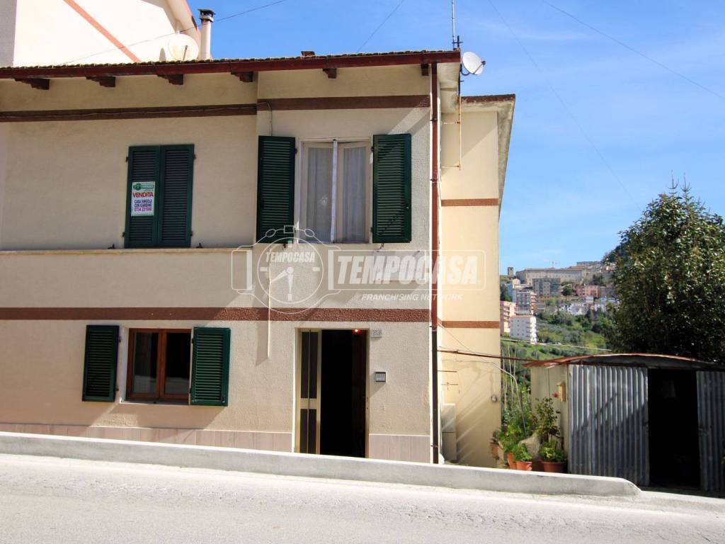 casa indipendente in vendita a Fermo in zona Camera
