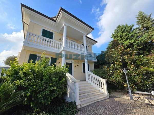 casa indipendente in vendita a Fermo in zona Camera