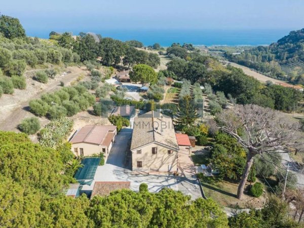casa indipendente in vendita a Fermo in zona Torre di Palme