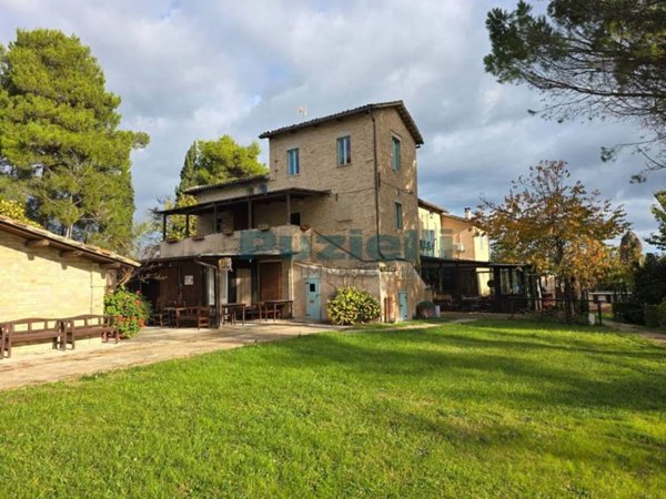 casa indipendente in vendita a Fermo in zona Pompeiana