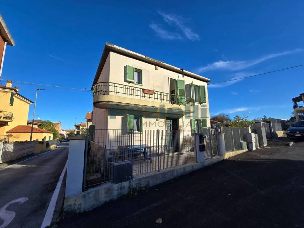 casa indipendente in vendita a Fermo in zona Camera