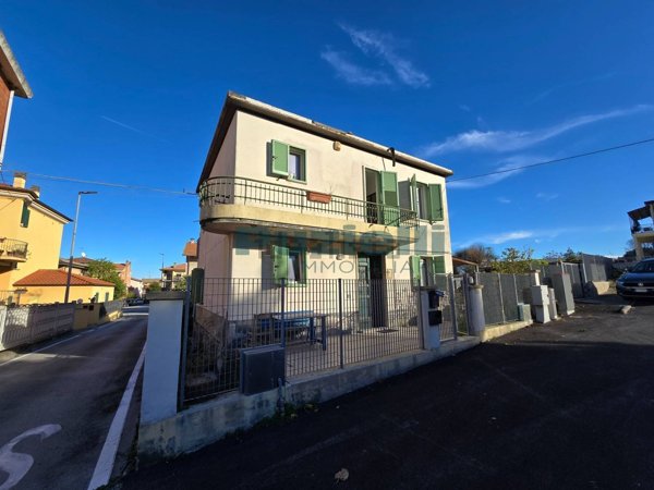 casa indipendente in vendita a Fermo in zona Marina Palmense