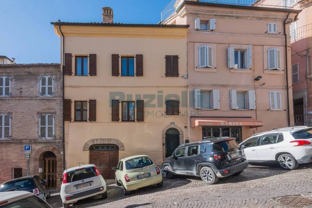 casa indipendente in vendita a Fermo in zona Camera