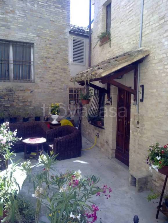 casa indipendente in vendita a Fermo in zona Camera
