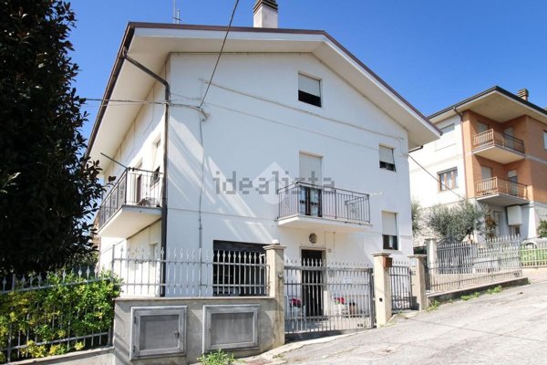 casa indipendente in vendita a Fermo