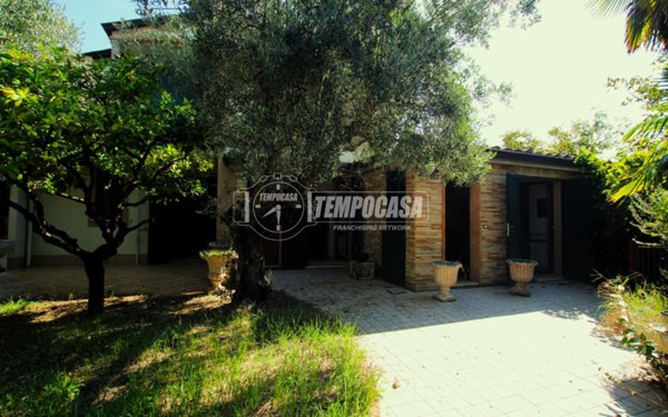 casa indipendente in vendita a Fermo in zona Camera