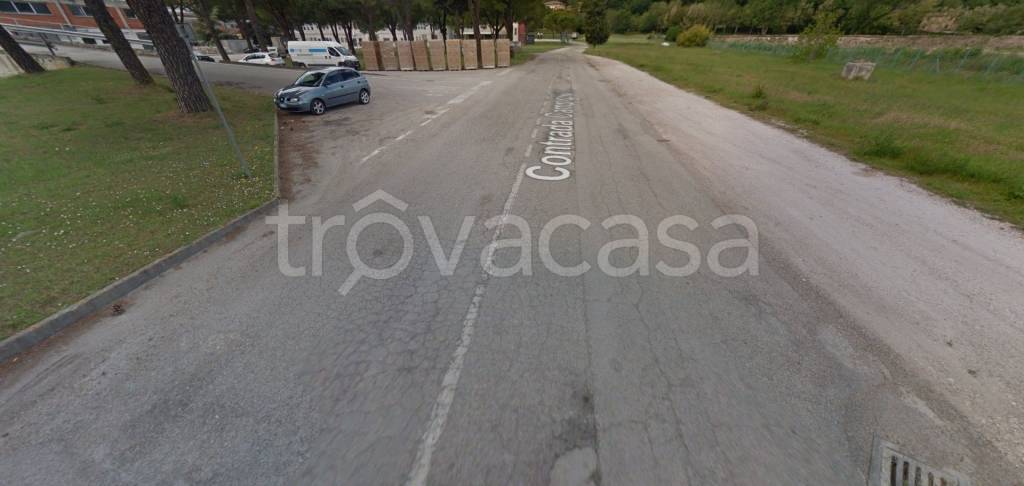 locale commerciale in vendita a Fermo in zona Campiglione